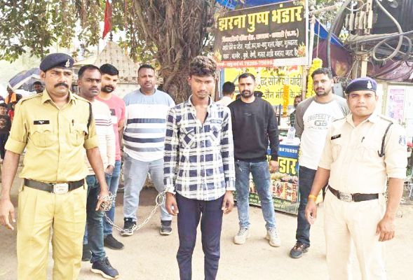 चाकू दिखाकर धमकाते बदमाश  पकड़ाया, पुलिस ने निकाला जुलूस