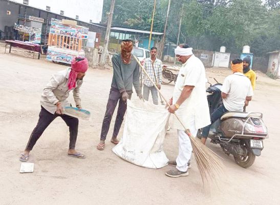 मंदिर परिसर क्षेत्र में पार्षद ने चलाया जागरूकता अभियान