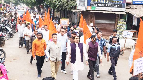 हिन्दुओं पर अत्याचार के विरोध में शहर में निकली रैली
