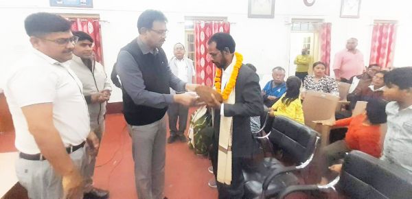 लिपिक देवेन्द्र -सफाईकर्मी बिंदाबाई को दी विदाई