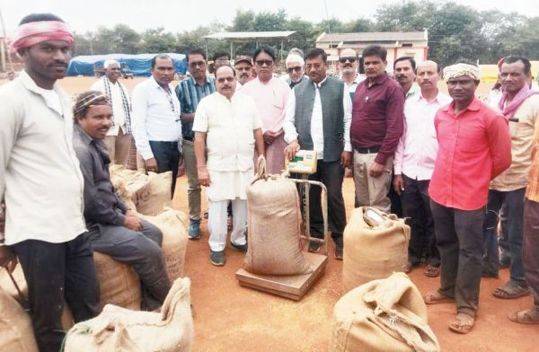 कांग्रेसियों ने धान खरीदी केंद्रों का किया निरीक्षण