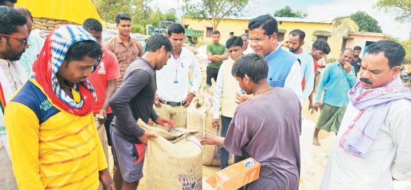 धान खरीदी केंद्र चलो अभियान के तहत मोहन मरकाम किसानों से हुए रूबरू