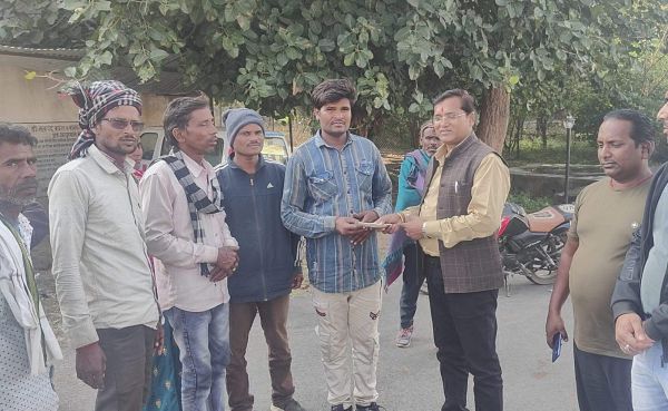 पीडि़त परिवार को   नपं पूर्व उपाध्यक्ष ने दिया सहयोग