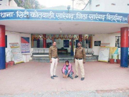 सोशल मीडिया में अश्लील फोटो- वीडियो फैलाया, गिरफ्तार