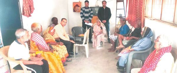 वृद्धाश्रम में जाकर बनाया बुजुर्गों का आयुष्मान कार्ड