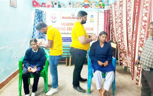 श्रवण बाधित 35 बालिकाओं को उपकरण वितरित
