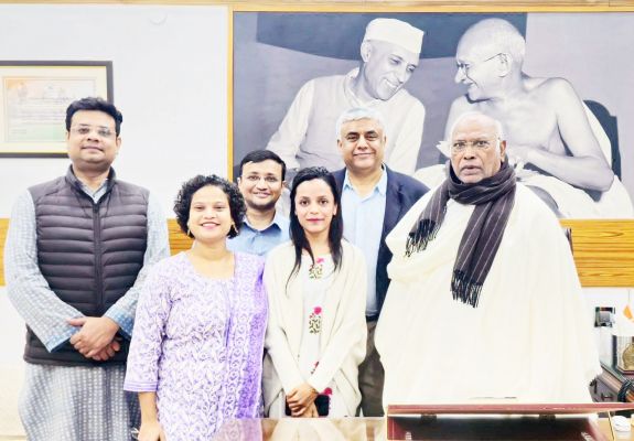 कांग्रेस राष्ट्रीय अध्यक्ष खडग़े से कुलिशा मिश्रा ने की मुलाकात 