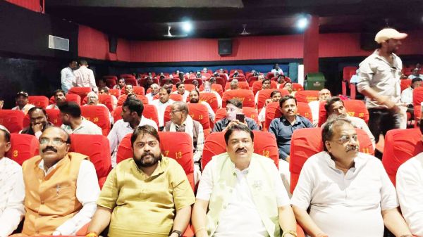 साबरमती फिल्म देखने कार्यकर्ता संग पहुंचे विधायक इन्द्र कुमार