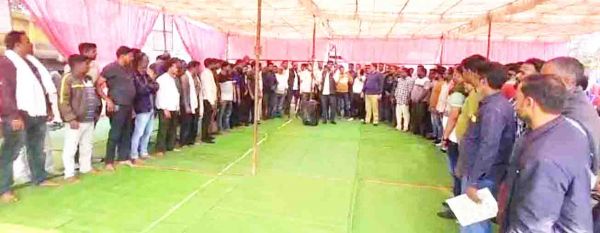भाड़े को लेकर फिर अड़े ट्रेलर मालिक, चक्काजाम