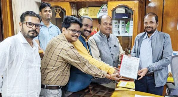 खदान मजूदर संघ ने सौंपा ज्ञापन
