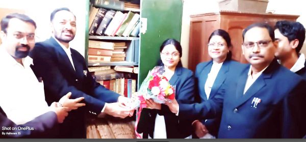 पारुल श्रीवास्तव के प्रथम मुख्य न्यायिक मजिस्ट्रेट चयन होने पर दी बधाई