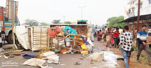 ट्रक की टक्कर से पिकअप पलटी, 12 जख्मी
