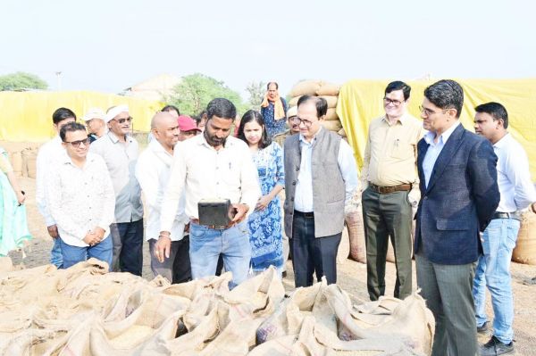 प्रभारी सचिव ने धान खरीदी केन्द्रों व कंट्रोल रूम का किया अवलोकन