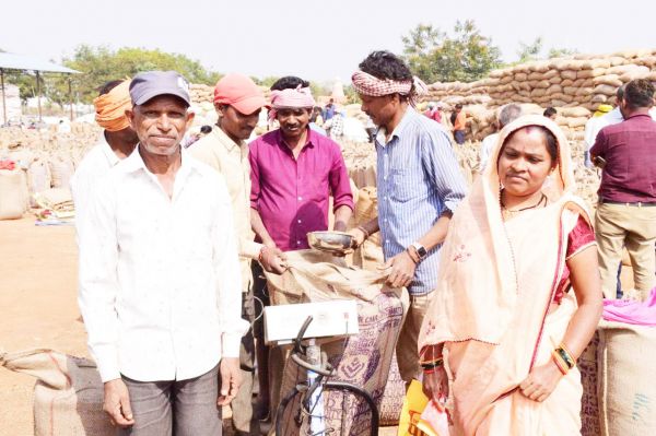 किसानों को धान उपार्जन केन्द्र  में ही माईक्रो एटीएम की  मिल रही सुविधा - जितेन्द्र