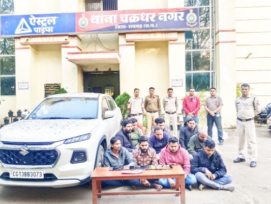 जुआ खेलते 13 गिरफ्तार, नगदी व कार जब्त 