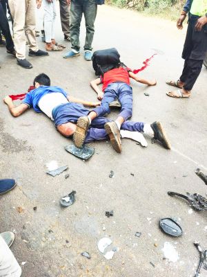 सडक़ हादसे में बाइक सवार  छात्र की मौत, दूसरा गंभीर