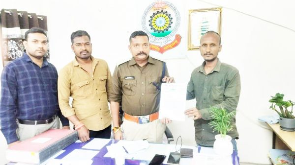 कांग्रेस सचिव ने सौंपा ज्ञापन