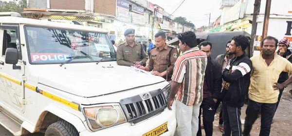 3 सवारी, बिना कागजात वाहन चालकों पर जुर्माना