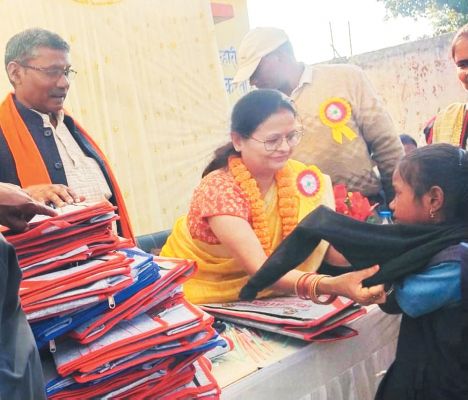 जरूरतमंद स्कूली बच्चों की मदद के लिए उठे हाथ, बांटे गर्म कपड़े