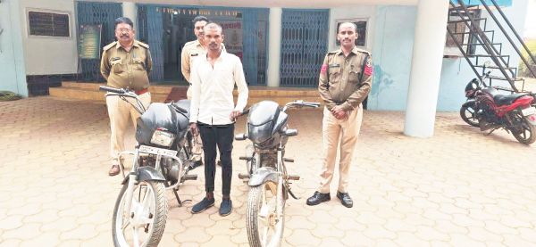 बाइक चोरी, नाबालिग समेत दो गिरफ्तार