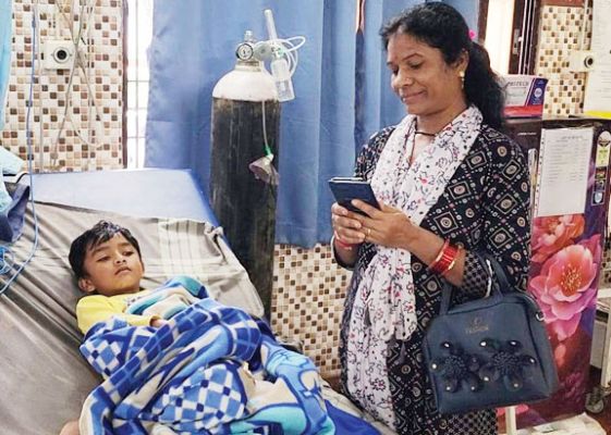 मासूम को सांप ने काटा, अस्पताल में
