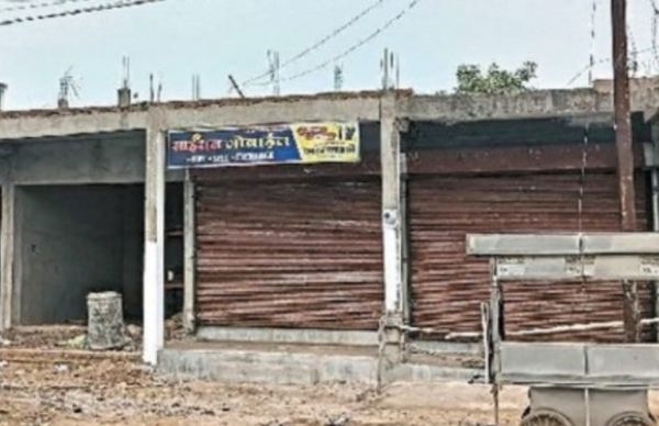 पालिका कॉप्लेक्स की दुकान में कब्जा मोबाइल व्यापारी ने लगाया ताला 