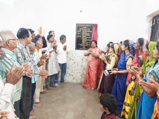 मेयर ने किया सामुदायिक भवन व मंच का लोकार्पण