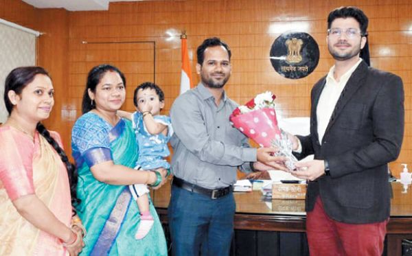 सीजीपीएससी टॉपर रविशंकर ने की कलेक्टर से भेंट