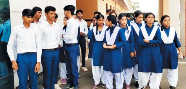 शिक्षक को हटाने के विरोध में छात्र-छात्राएं लामबंद