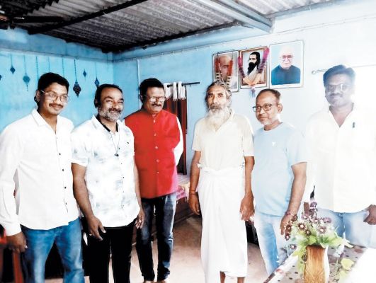 कॉलोनी के बीच बैरक के चारों ओर लगी कंटीले फेंसिंग को हटाने ज्ञापन