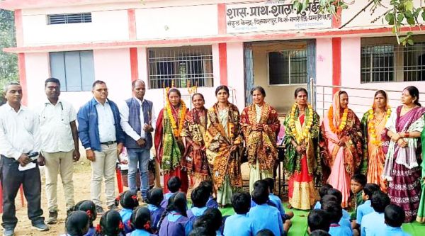 न्योता भोजन व मितानिनों का सम्मान   सरपंच ने बच्चों को दिया वाटर कूलर