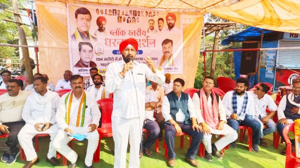 कांग्रेसियों ने किया प्रदर्शन
