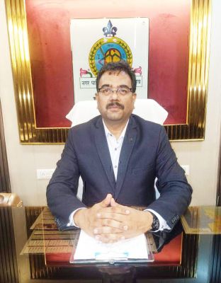 आयुक्त ने शौचालय संचालकों को थमाई नोटिस