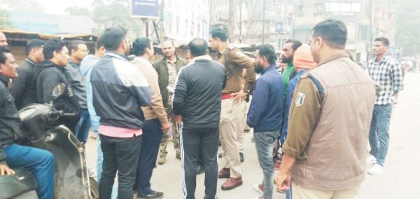 निगम के हड़ताली सफाई कर्मियों ने जिंदल कर्मियों का किया विरोध