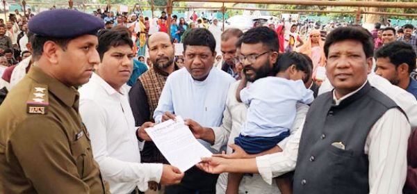 मसीही समाज ने दिया धरना, सौंपा ज्ञापन