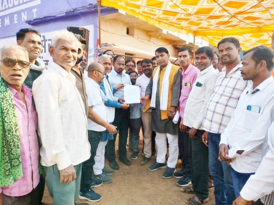 धान खरीदी में अव्यवस्था, कांग्रेस ने दिया धरना
