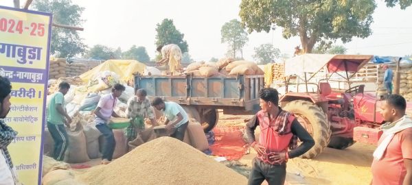 धान खरीदी केंद्रों में उठाव नहीं होने से जाम