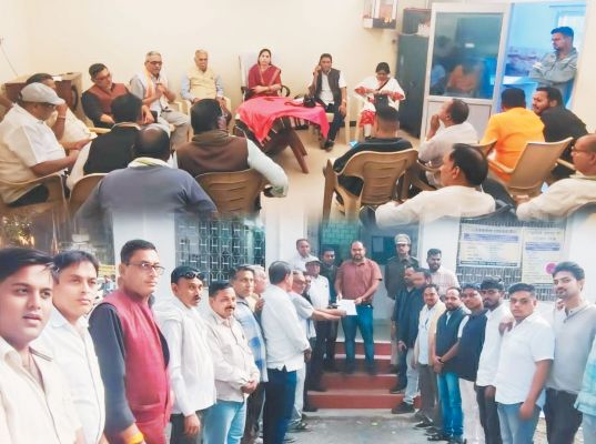 किसानों को धान बेचने में परेशानी, ज्ञापन