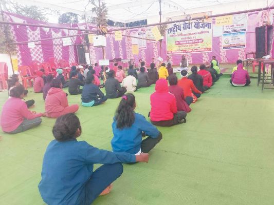 सात दिनी विशेष शिविर में योगाभ्यास