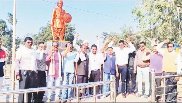 शहीद वीर नारायण सिंह को किया नमन