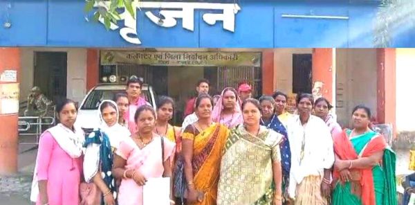 महिलाओं ने शराबबंदी के लिए कलेक्टर को ज्ञापन सौंपा
