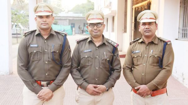 एसपी ने 3 उप निरीक्षक को स्टॉर लगाकर किया पदोन्नत
