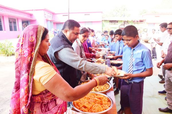 न्योता भोजन में बच्चों ने  भोजन का लिया आनंद