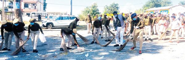 कलेक्टर-एसपी ने झाड़ू लेकर सफाई अभियान में निभाई भागीदारी