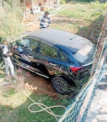 सीखने के दौरान अनियंत्रित होकर कार 7 फीट गड्ढे में गिरी, एयरबैग खुलने से बाल-बाल बचे