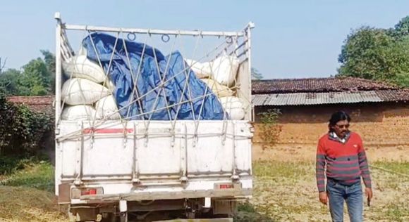 अवैध धान परिवहन करते ग्रामीणों ने 60 बोरी धान पकड़ा