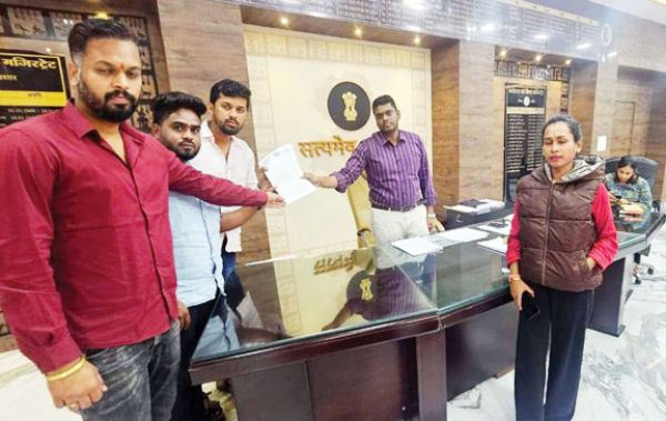 कागजी कॉफी रोपण के विरोध में एनएसयूआई ने कलेक्टर को सौंपा ज्ञापन