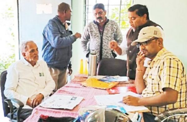 परीक्षा में 14 बच्चे मिले स्कूल के बाहर 