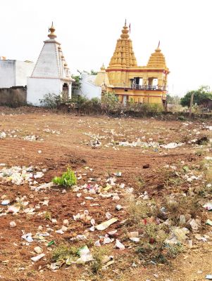 मंदिर प्रांगण में भी डिस्पोजल व पाउच फेंक रहे शराबी
