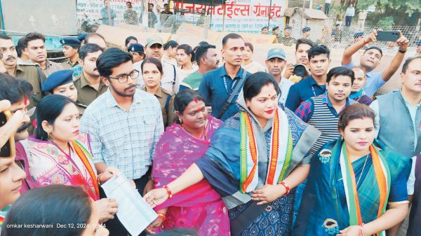 कांग्रेसियों ने घेरा कलेक्टोरेट, 17 सूत्रीय मांगों पर प्रशासन को ज्ञापन